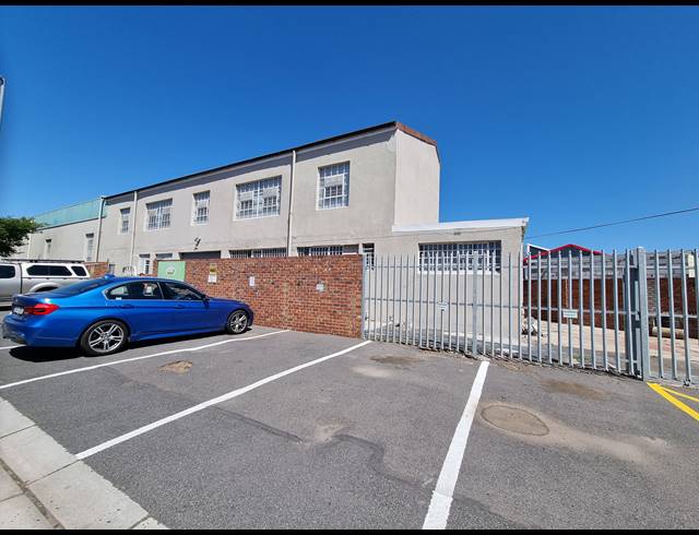 299M² WAREHOUSE TO LET IN TRIANGLE FARM
